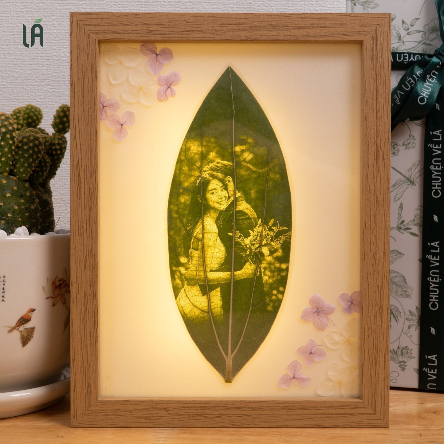 Engraved leaves with plastic frame