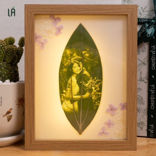 Engraved leaves with plastic frame