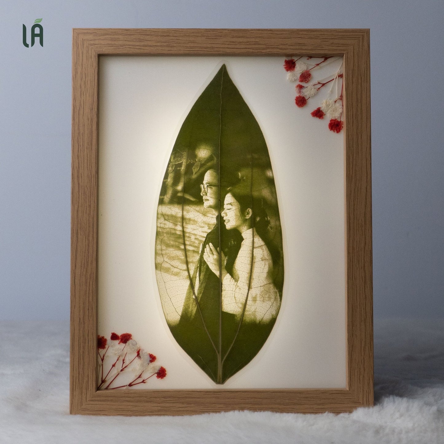 Engraved leaves with plastic frame