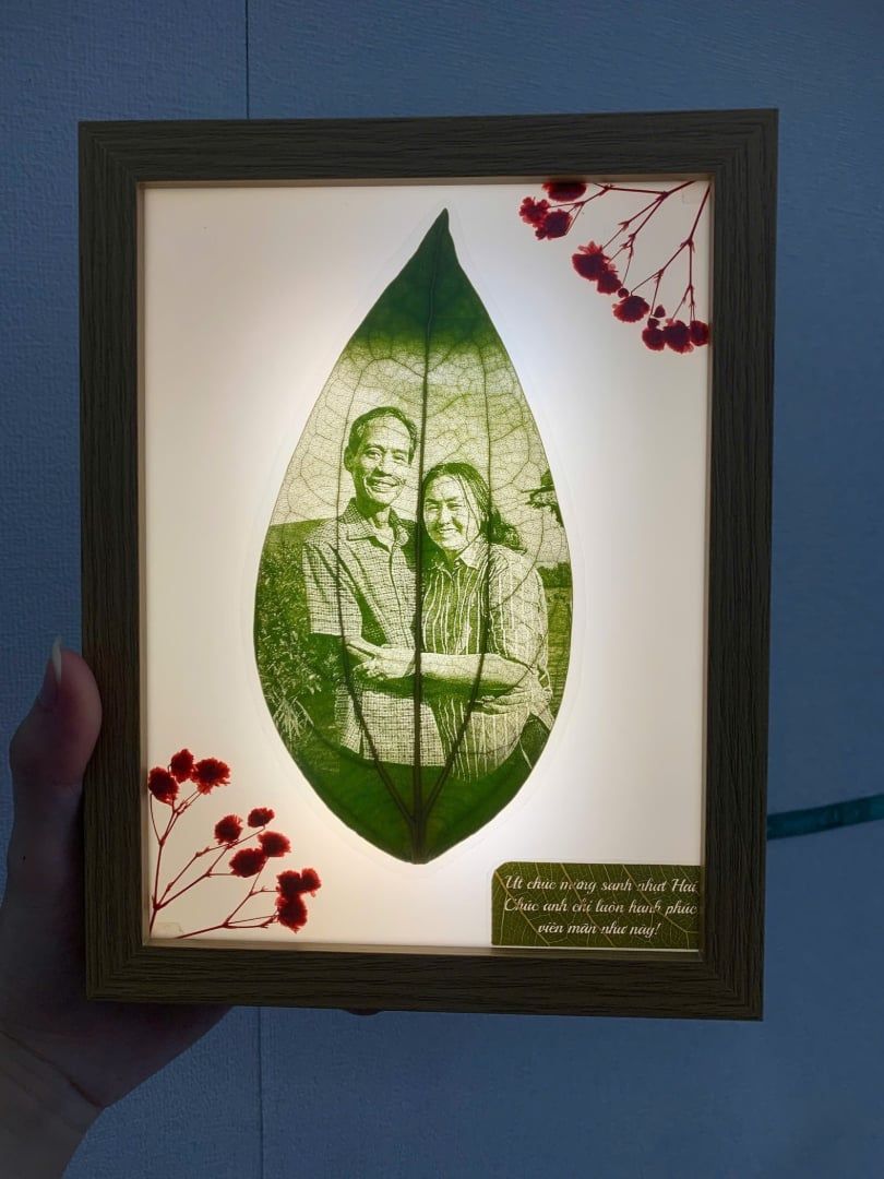 Engraved leaves with plastic frame